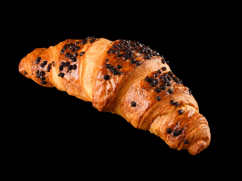 Croissant LUCA cu umplutură de cacao și alune de pădure, fulgi de